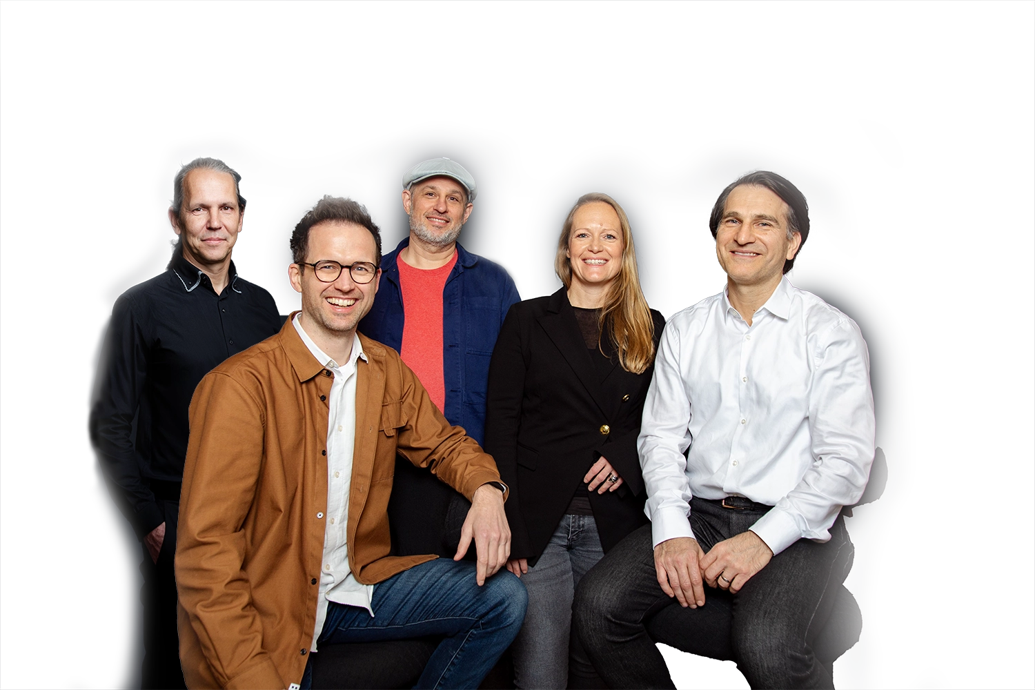 Roots Leadership-Team vor dunklem Hintergrund