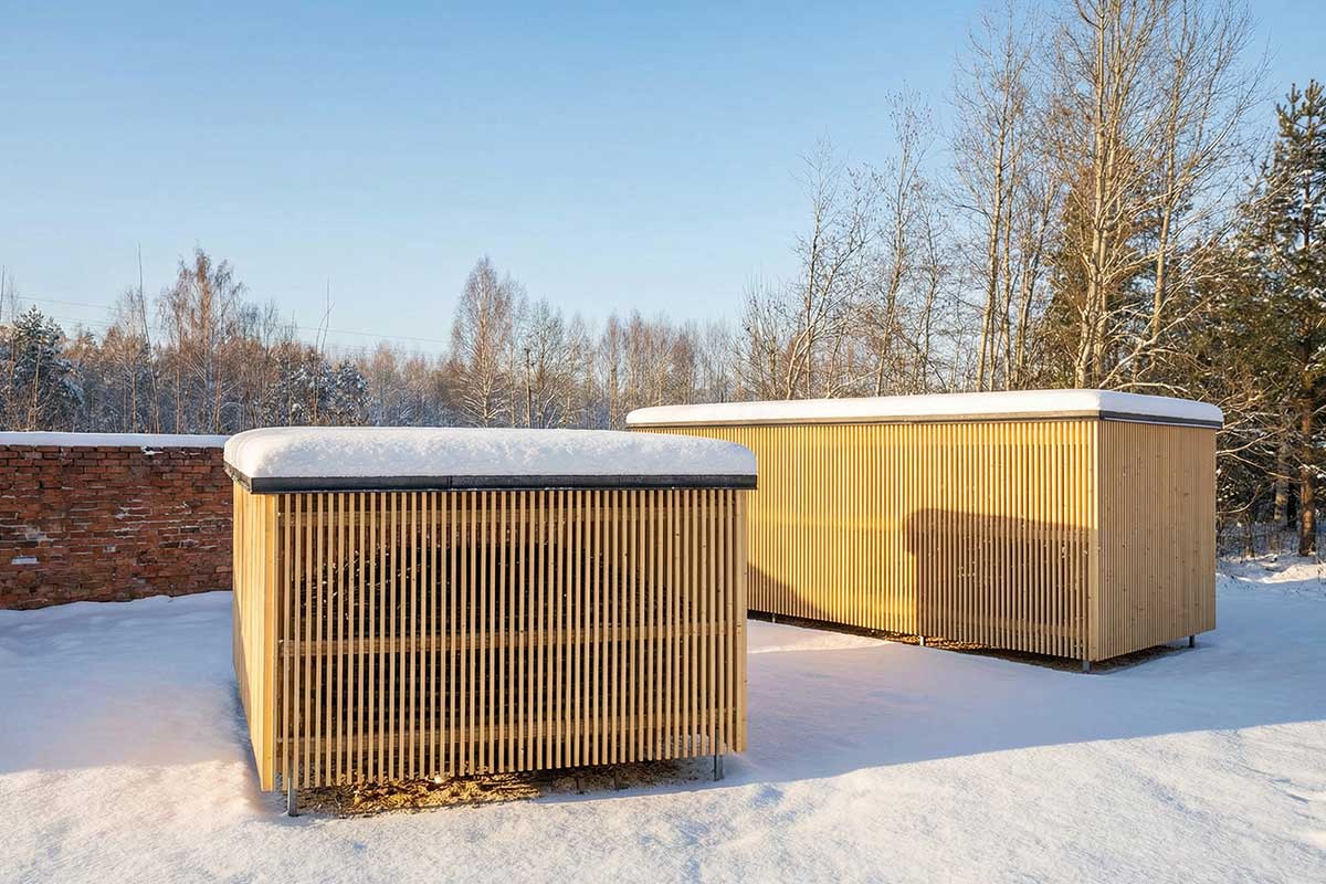 Zwei holzverkleidete Absorber-Module in verschneiter Umgebung