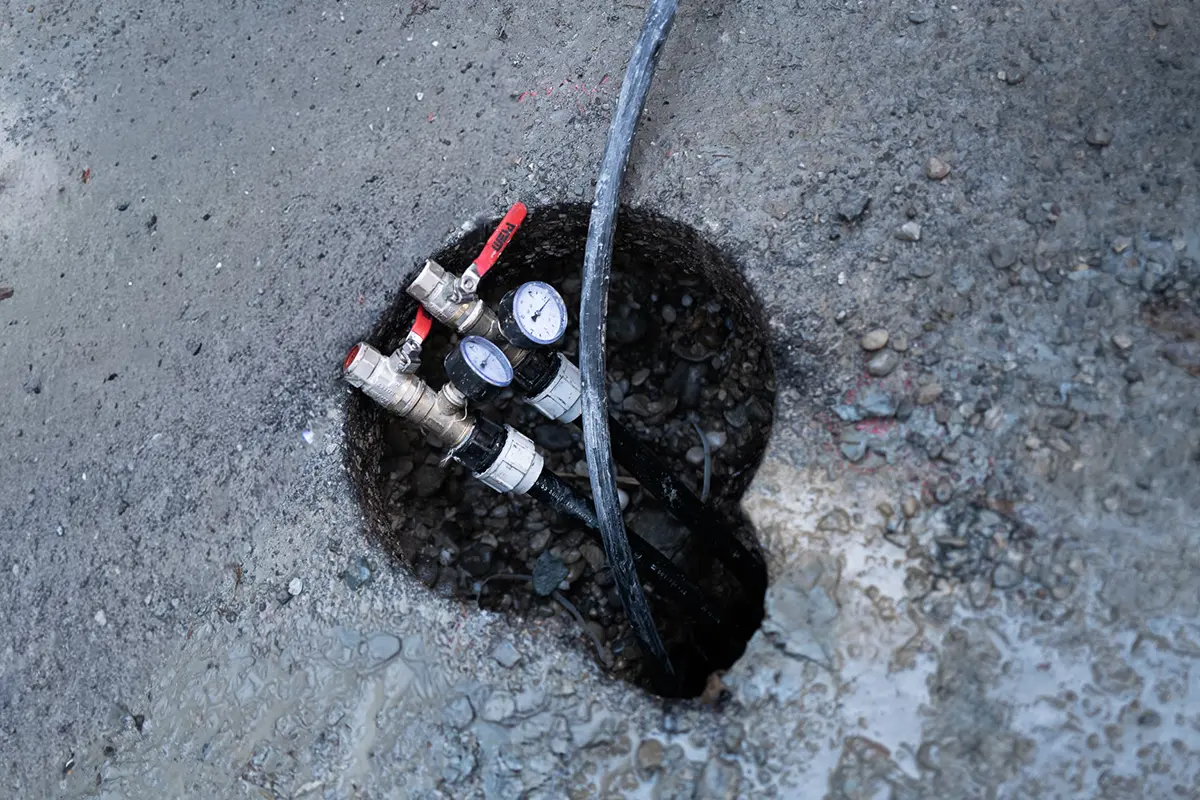 Sondenkopf mit Verteiler, Absperrhähnen und Manometer an der fertigen Bohrung